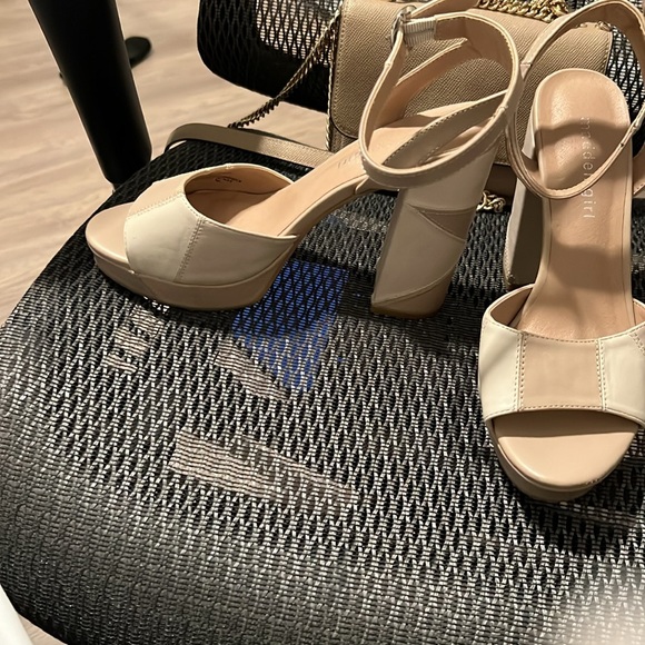 Women’s Heels - Picture 2 of 5